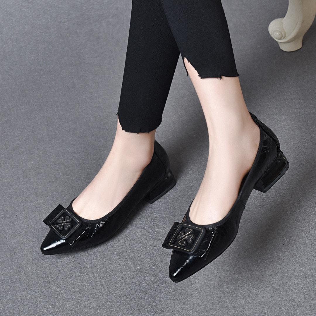 

Туфли с острым носком на плоской подошве женские весенние туфли 2024 года с мягкой подошвой, мягкой поверхностью, квадратной пряжкой, цветком, неглубоким горлом, на низком каблуке, с эластичной резинкой, мокасины 34 чёрный