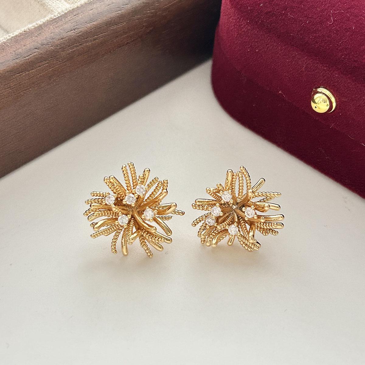 

2025 Elegant Snowflake Zircon Earrings for Women - Premium, Stylish, Versatile Design золотий