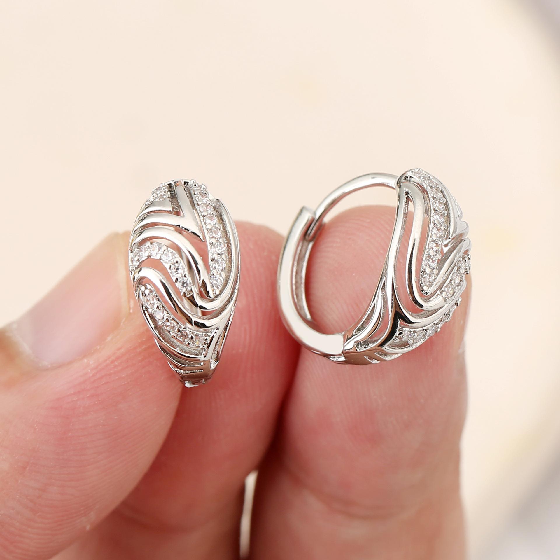 Luxury Geometric Hollow Zircon Ear Cuffs Niche Totem Design Elegant And Sophisticated Stud Earrings For Women серебряный