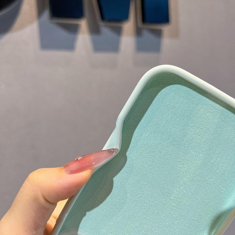 Liquid Silicone Is Suitable for iPhone17 Pro Mobile Phone Case, Simple Skin Feel, Apple 16 Pro All-inclusive Anti-drop Protective Case.