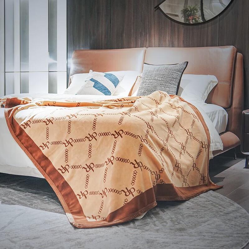 

Moosoo Sofina Dove Velvet All-Season Quilt