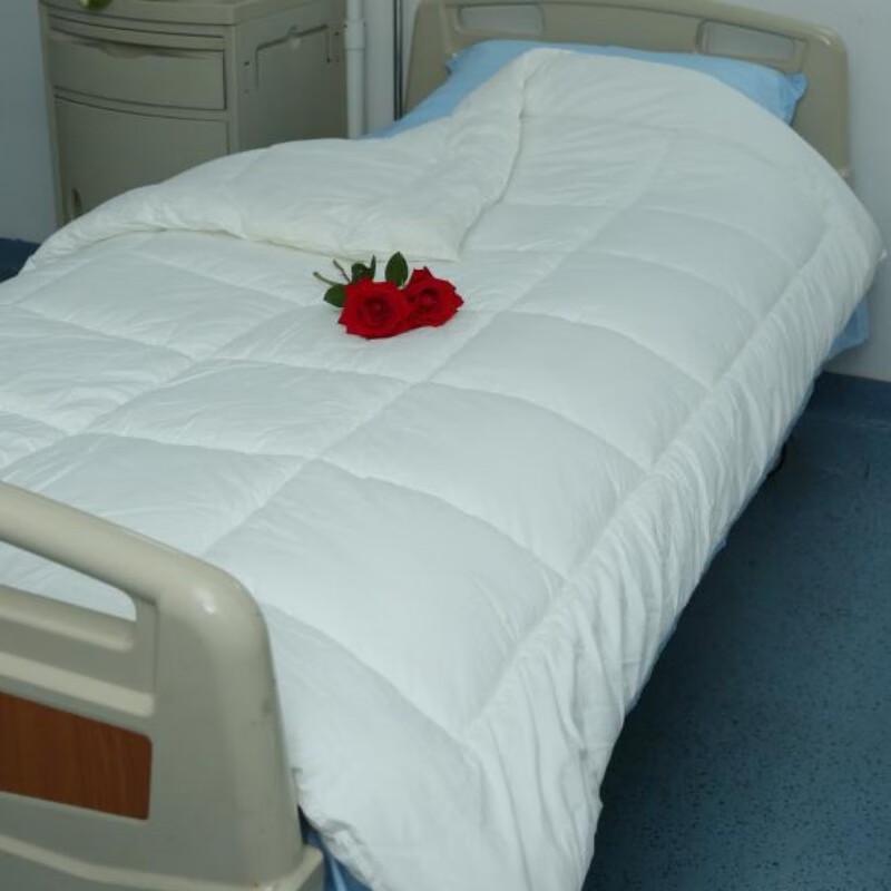 All-Season Natural White Cotton Quilt