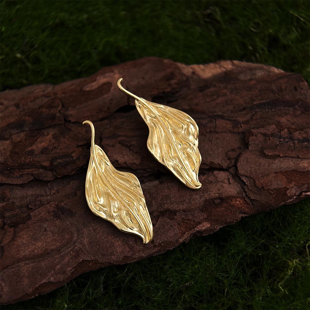 One Leaf 18k Gold Textured Leaf Earrings - Elegant Literary Light Luxury Design
