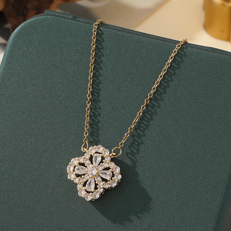 Influencer Style Titanium Steel Four-Leaf Clover Necklace: Elegant Women's Clavicle Chain, Light Luxury, Fade-Resistant