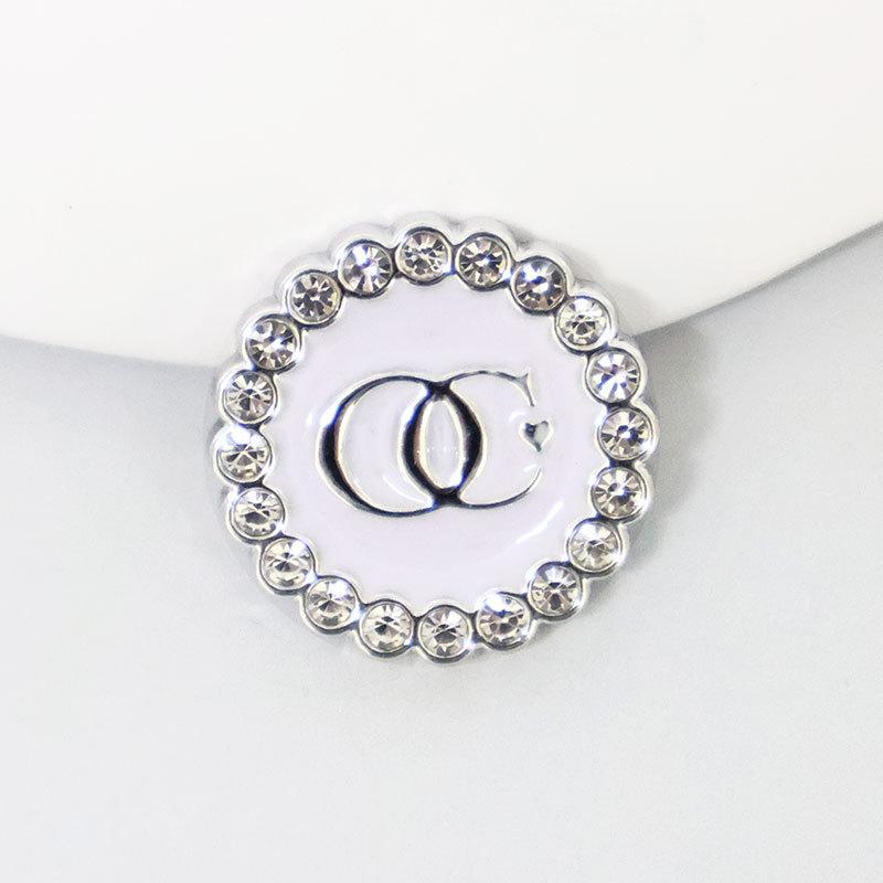 

Пластиковые пуговицы для пальто Женские пуговицы для костюма Гальванизированные Пуговицы с бриллиантами Пуговицы для манжет костюма Пуговицы для кардигана Высококачественные пуговицы CC16 Love OG Silver 34L = 21.5 MM