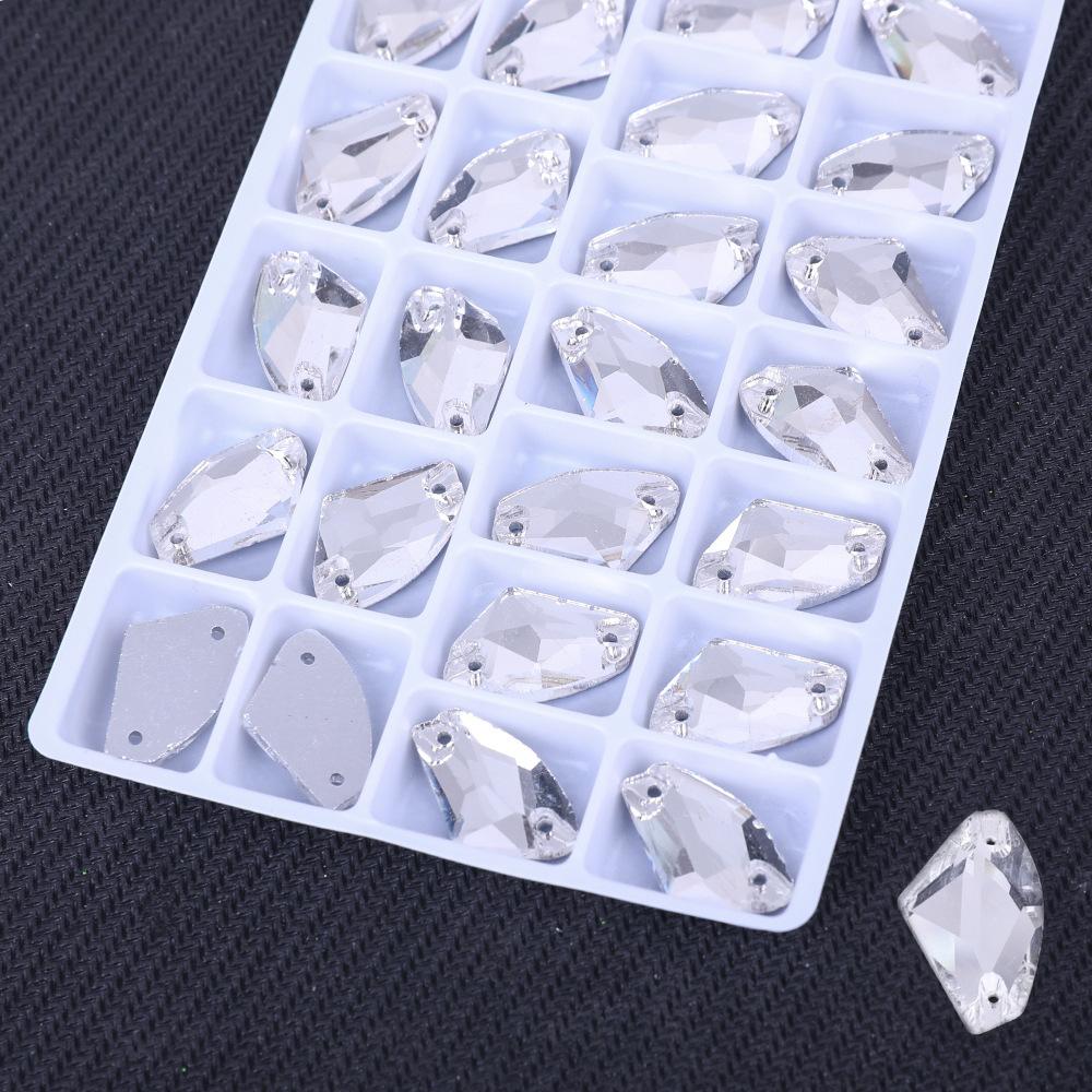 

Стеклянная цепочка Weichen сшитая вручную, с плоским дном, с двумя отверстиями, в форме топора, с плоской пряжкой, цветной бриллиант, сделай сам/сделай сам, с двумя отверстиями, с драгоценными камнями 17x27mm 12pcs/bag белый