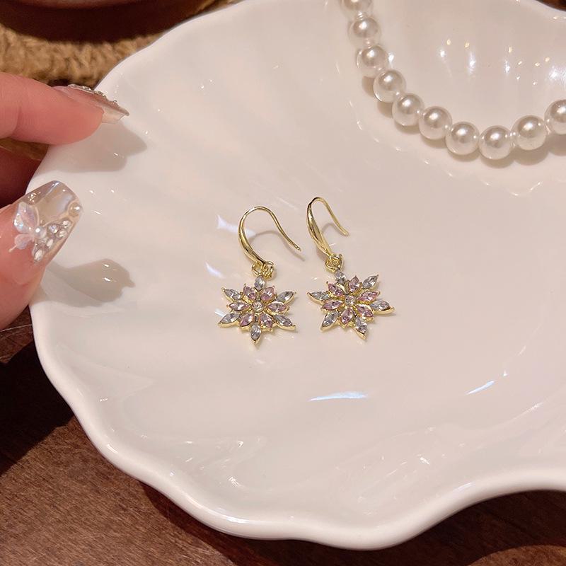 Elegant Snowflake Crystal Earrings: Sparkling, High-End Design for Women – Celebrity Inspired All-Match Ear Hook Style.
