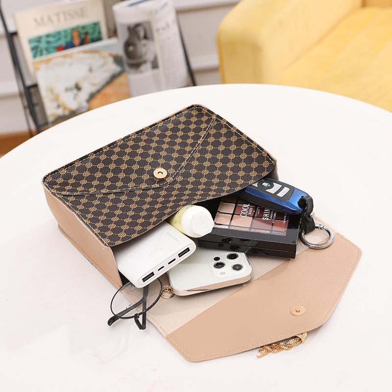 Kedja, fashionabel och enkel damväska, ny liten fyrkantig väska med bokstavsfransar, tryckt axelväska med prickar, en del.