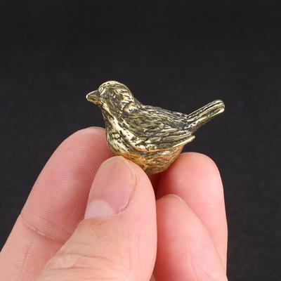 Vintage Miniatur Spatz Tee Haustier aus massivem Messing, mikrogeschnitztes Tischornament, Wohndekor-Accessoire, antike Kupfer-Vogel-Skulptur
