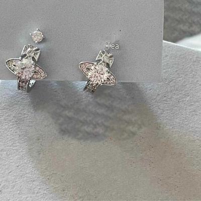Orecchini a perno a forma di U Saturno traforati a diamante stile Imperatrice Vedova NANA: Design di Lusso Leggero di Fascia Alta per Donne