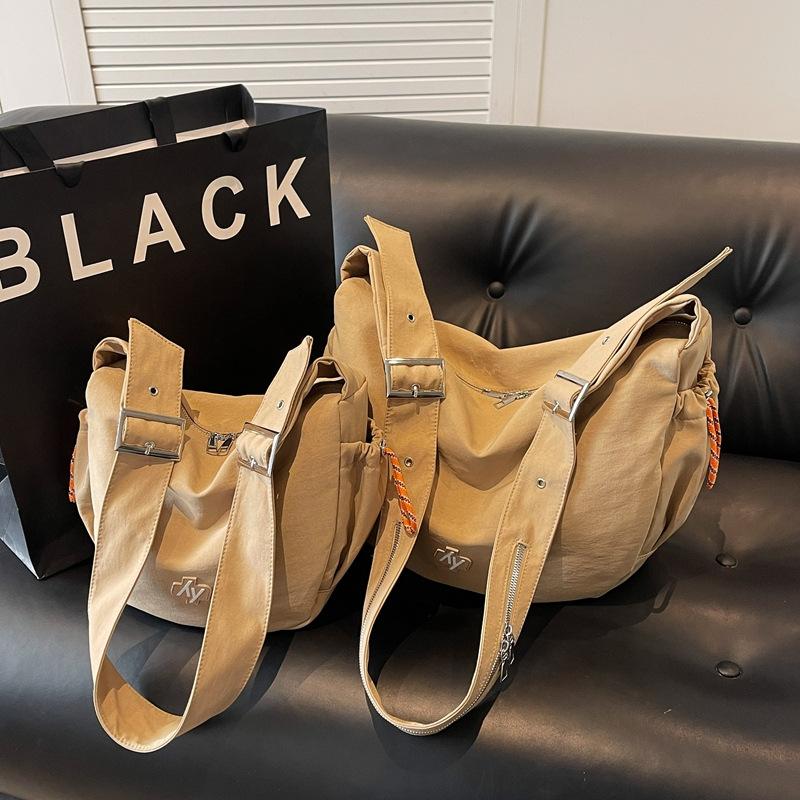 Literary and simple solid color fashion messenger bag women's 2025 early spring large-capacity trendy brand casual shoulder dumpling bag