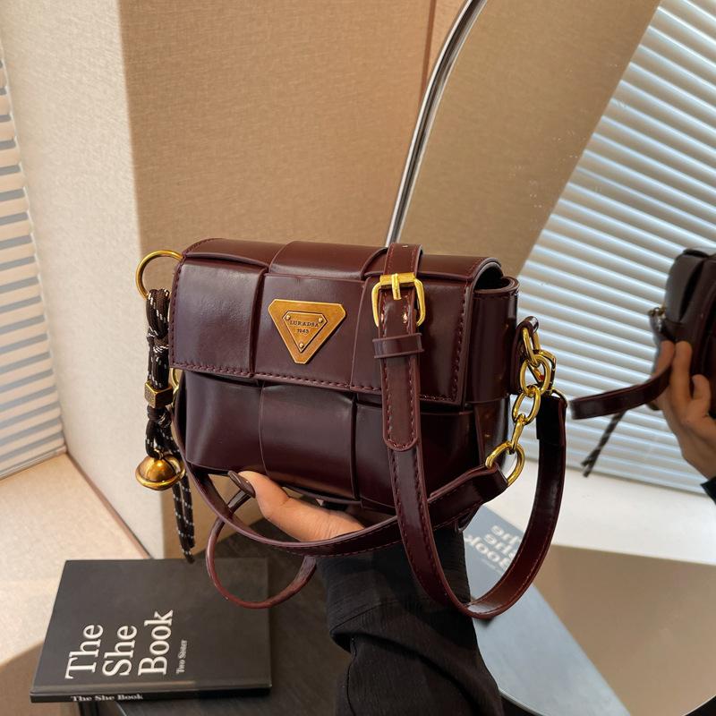 High-end messenger bag women's new fashion versatile small square bag niche spring and summer commuter woven bag