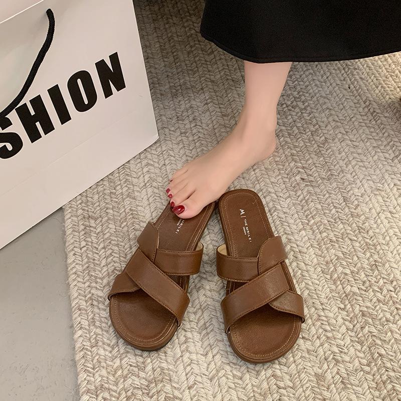 Summer soft-soled skirt wear flat slippers women's sandals sandals word with casual versatile
