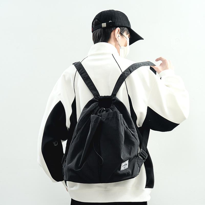 The new Hong Kong wind locomotive drawstring is simple andlarge-capacity leisure. Men and women have the same commuter backpack and student schoolbag.