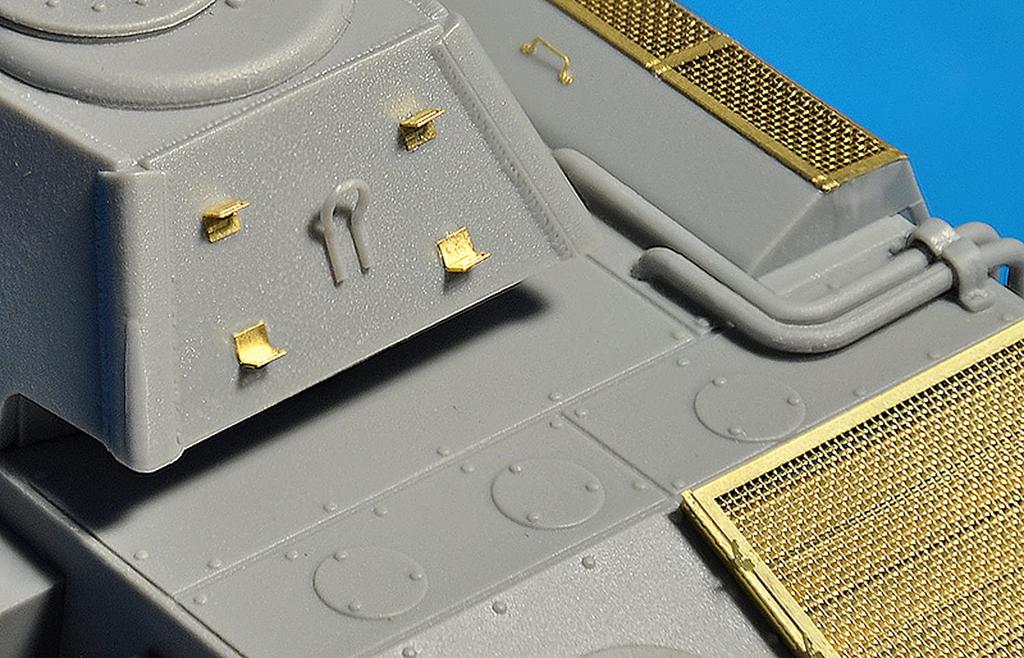 MiniArt Light Tank Special Edition with 5 Soviet Tank Crew Figures Plastic Model 1/35 T-70M