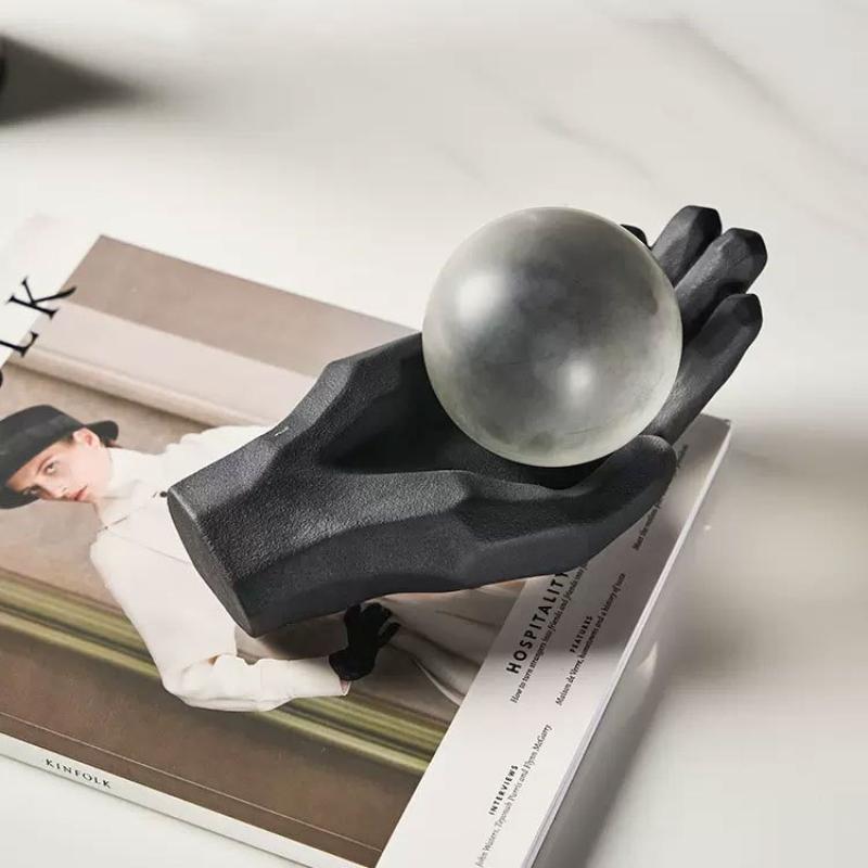 Resin Handicrafts Geometric Crystal Ball Palm Ornament Artistic Hand Sculpture Ball Handler Decorative Figurines Home Decoration