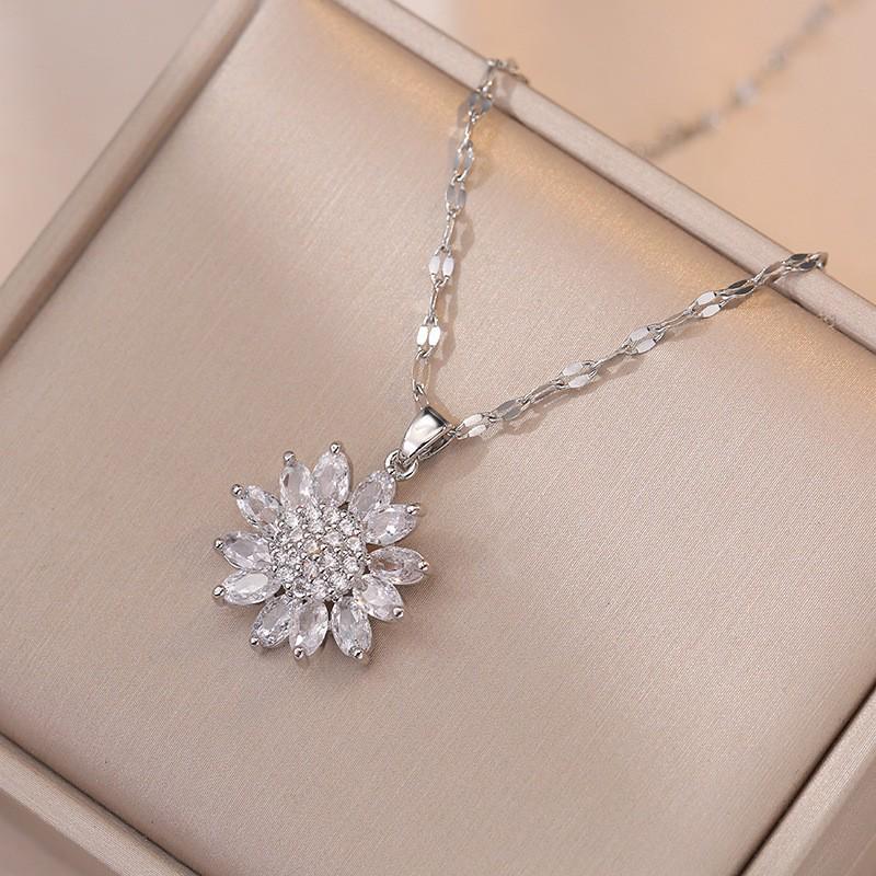 Women's Fashion Heart Pendant Necklace - Elegant, Simple Design, Versatile Clavicle Chain Jewelry