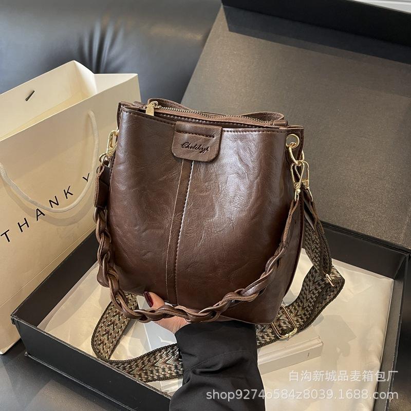 

Small bag Korean contrasting color versatile bucket bag autumn and winter retro niche design 2025 new broadband messenger bag women кофейный