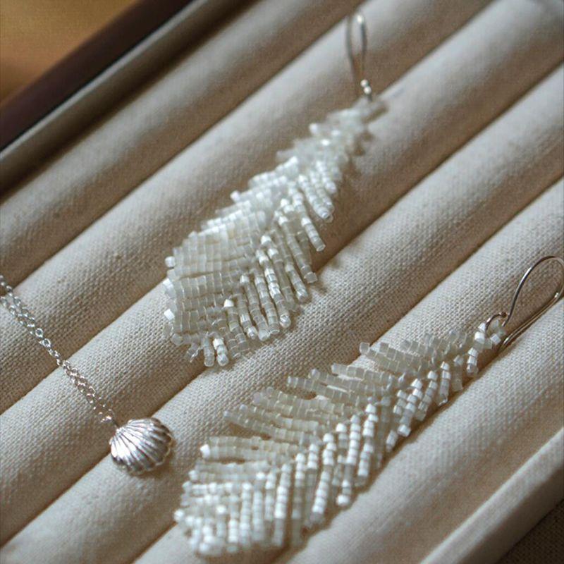 

Иглы из стерлингового серебра S925, бусины «кошачий глаз», серьги-пусеты с перьями, женский нишевый стиль, серьги-крючки с холодным ощущением, кисточки в новом китайском стиле, необычные Goose feather rain | Cat eye ear hook pair