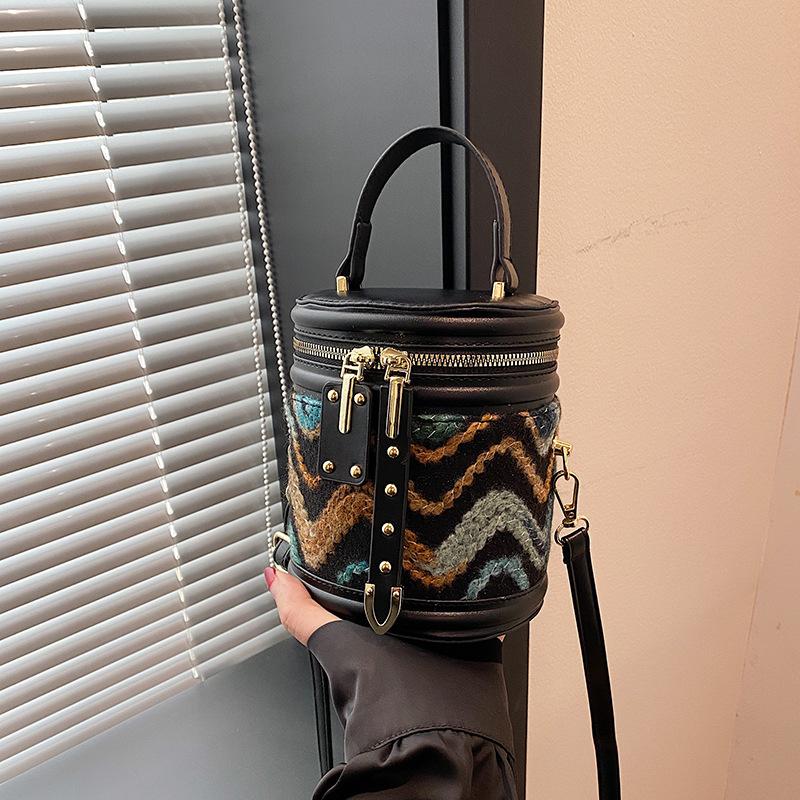 

Портативная ретро-сумка женская новинка 2024 года осень-зима контрастного цвета сумка-ведро высокого класса нишевая модная сумка-мессенджер чёрный