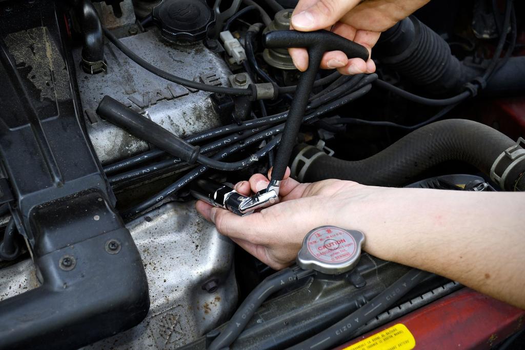 Clé à bougie articulée 3 douilles vehicule essence : 14/16/21mm - AEG - antiglisse - carré d'entraînement et douilles 3/8"