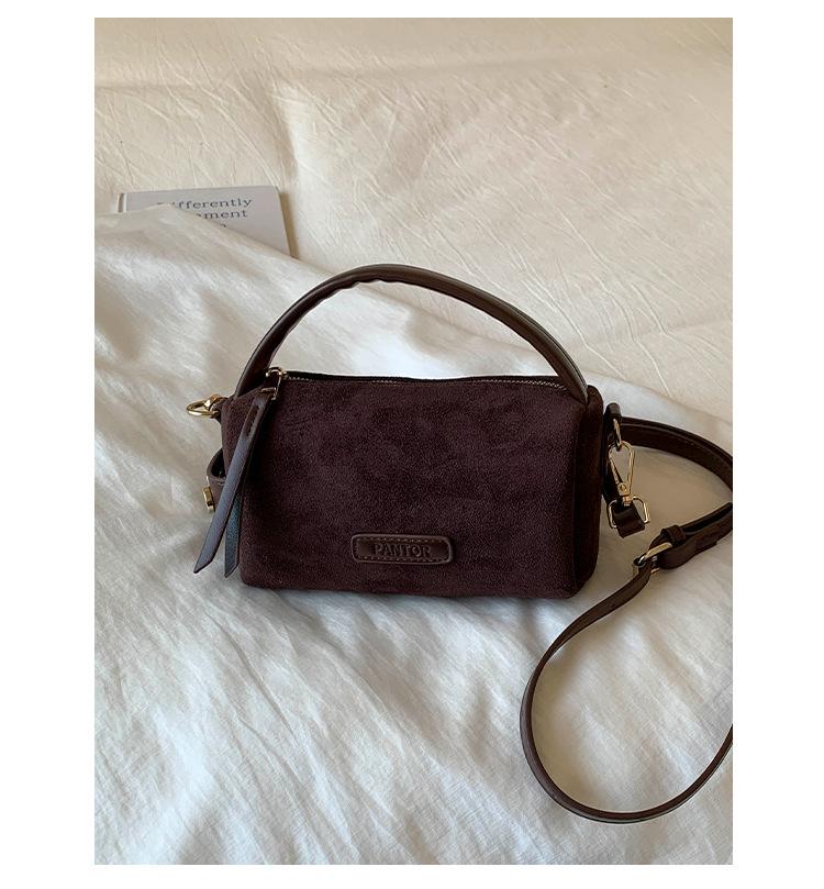 

Нишевый дизайн, высококачественная сумка-подушка, женская новая коллекция 2025 года, ретро замшевая ручная сумка, зарубежный стиль, на плечо, мессенджер темно-коричневого