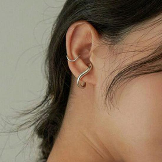 French Retro Twisted Metal Ear Cuff: Versatile Korean Style Ear Clip for Women, No Piercing Required, Elegant Temperament Ear Jewelry.