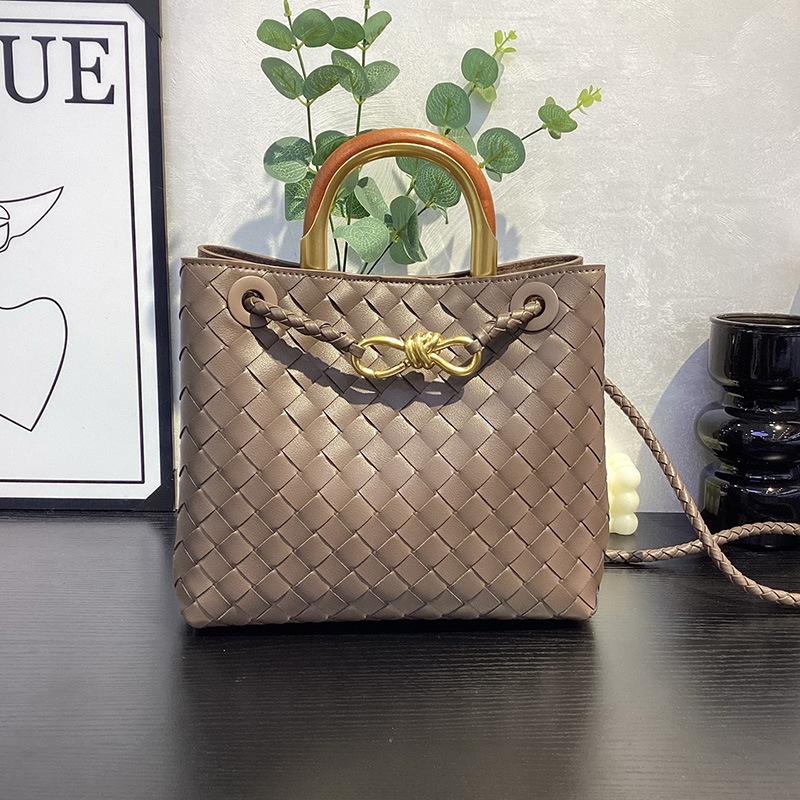 2025 Neue handgewebte Tasche Holzgriff Metallseil-Schnalle Tragetasche Retro Premium Schulter-Umhängetasche Damen