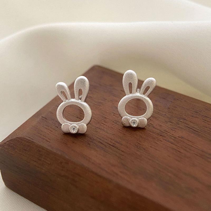 

Легкие роскошные серьги высокого класса с матовыми серьгами-кроликами в виде банта