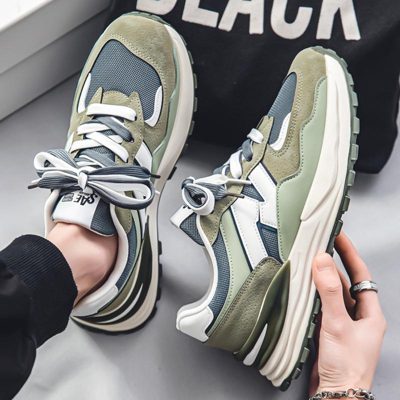 Herrenschuhe im neuen Trend: Farblich abgestimmte Laufschuhe für den Sommer, atmungsaktive Schuhe mit dicker Sohle, die den Alltag erleichtern und für Sicherheit und Komfort sorgen.