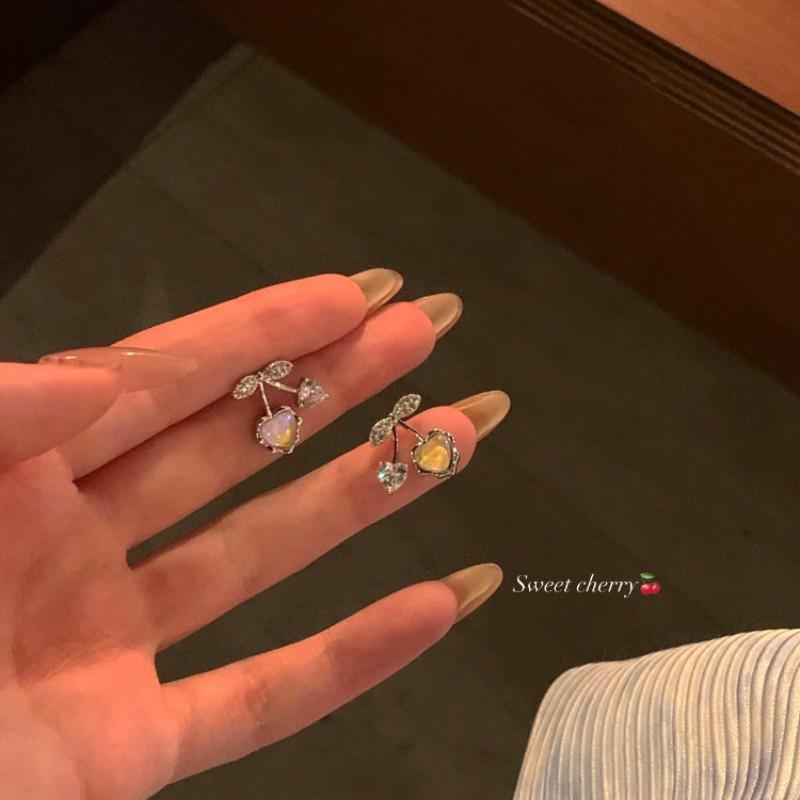 

Элегантные серьги-пусеты «Вишня» для женщин - Модные в 2024 году, Дизайн высокого класса, Не требуют прокола Stud Earrings