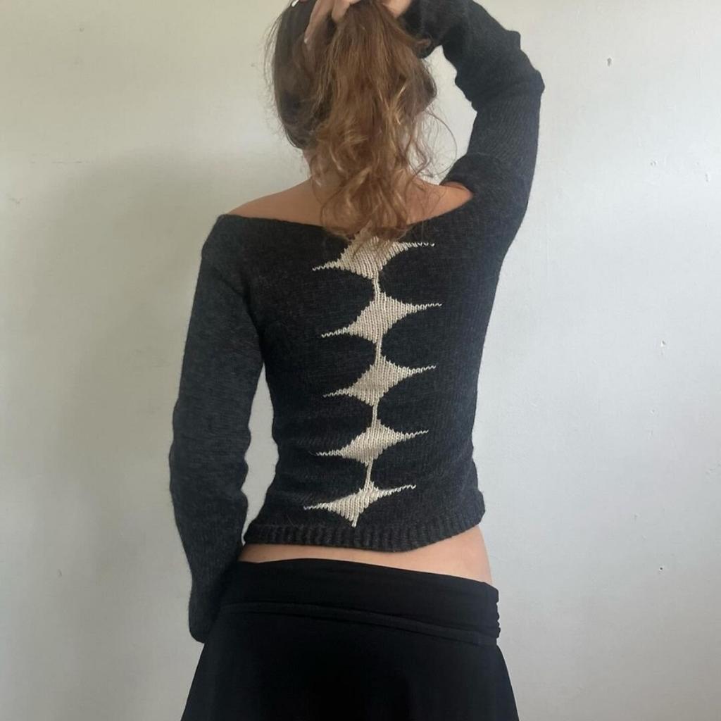 2KWEIRD Dámské pletené topy Odhalená ramena Slim svetr Grafický potisk Dlouhý rukáv Pletenina Y2K Estetika Streetwear