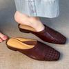 Eine Lammfellversion des französischen Retro-Webstirnbands Halbslippers, die eine modische und faule Frau draußen mit einem Fuß tragen kann.