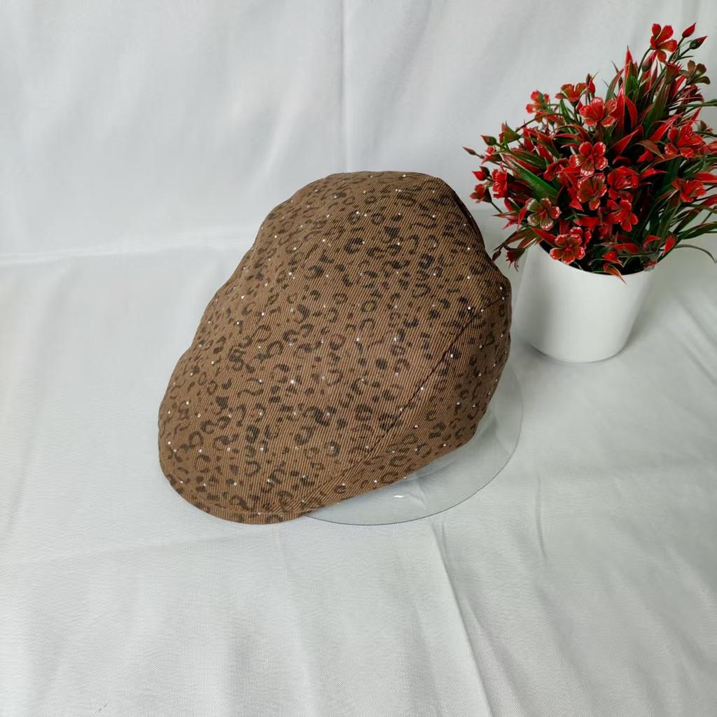 Gypsy leopard print forward hat female retro versatile showing a small face wearing a beret big head circumference painter hat