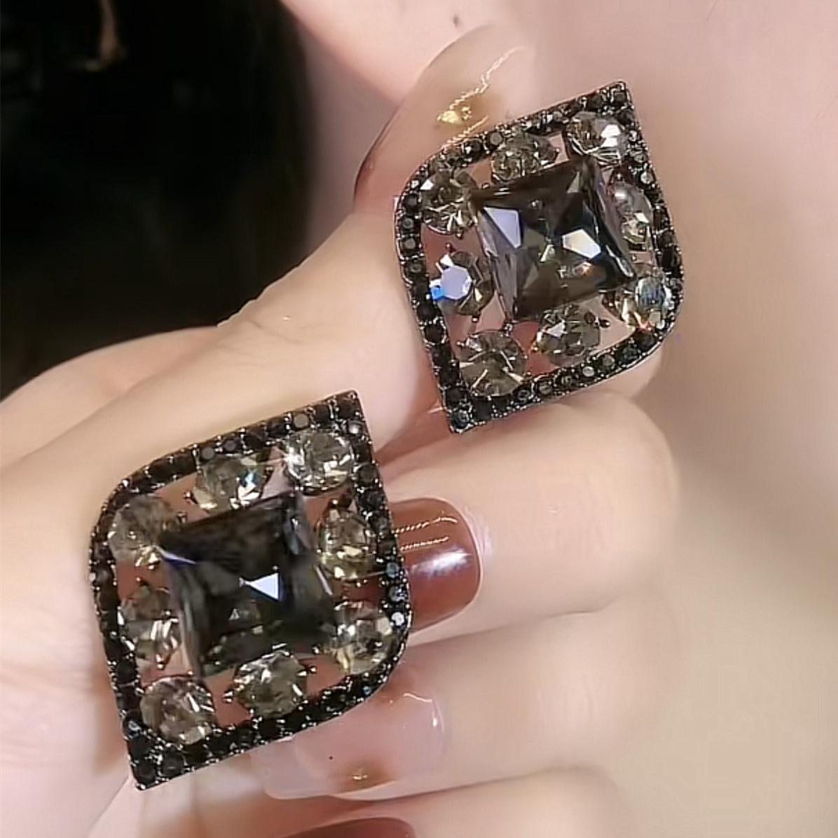 Темпераментные серьги с черными бриллиантами и кристаллами — фото 4