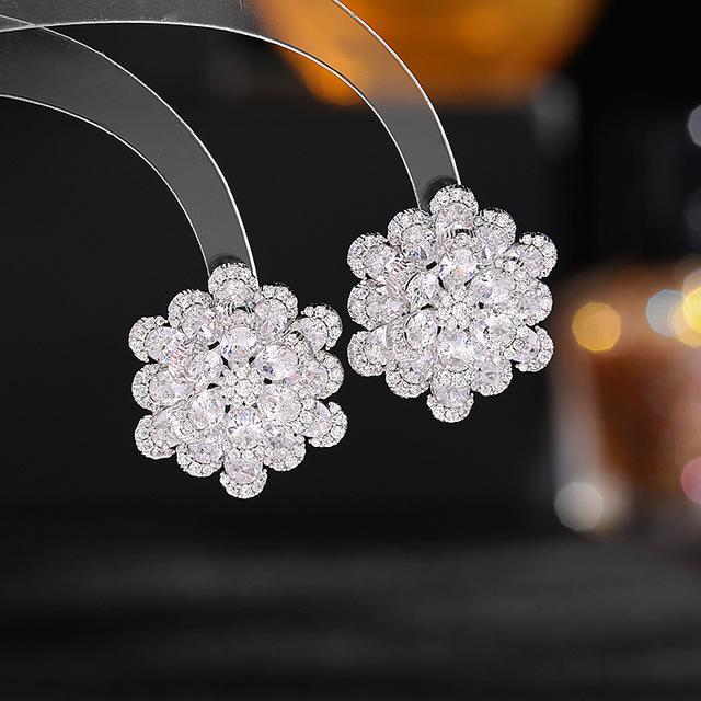 Elegante Damen-Ohrstecker mit Kamelie und Nadel aus S925er Silber, atemberaubender Zirkonia, romantischer Ohrschmuck für Partys