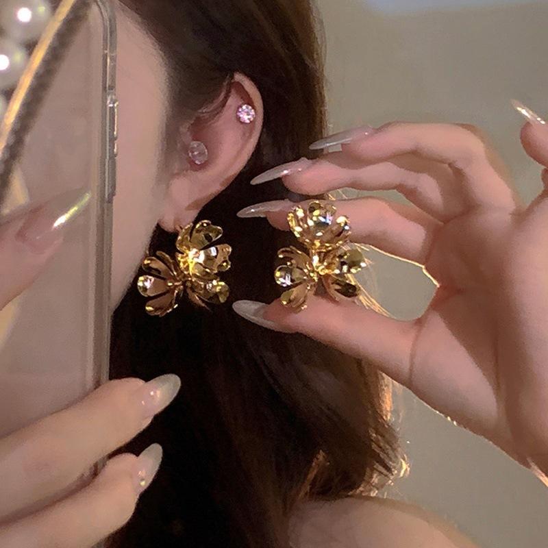 Exquisite and Shiny Earrings, Fashionable and Exaggerated, Atmospheric Earrings, Banquet Light Luxury and High-end Earrings