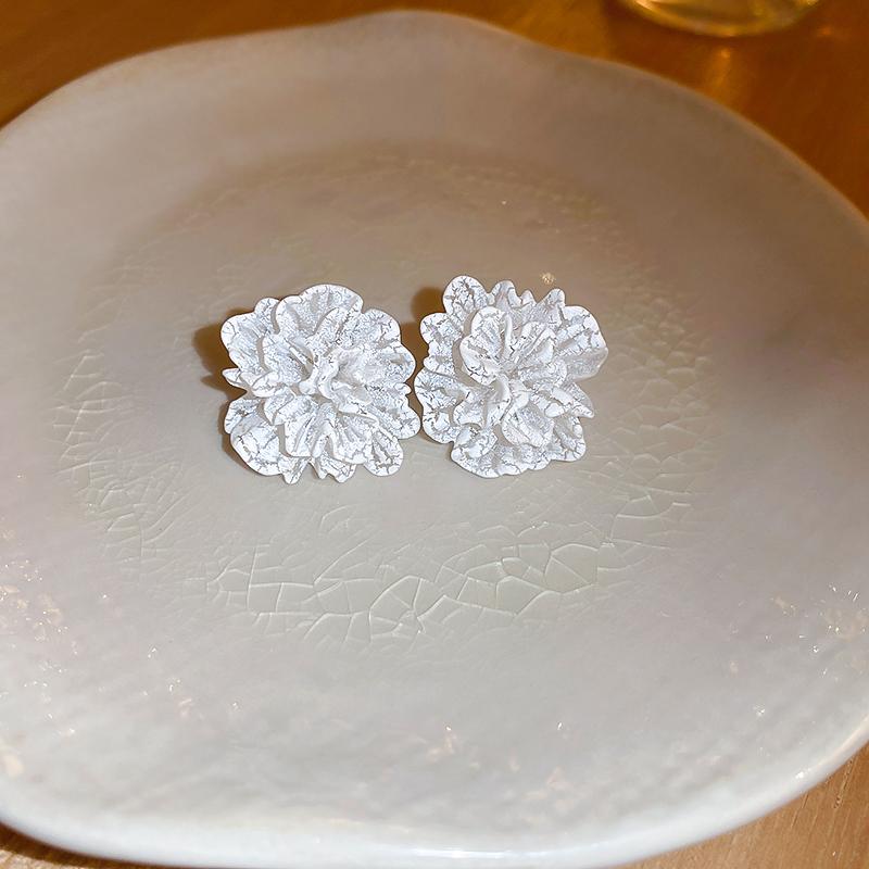 White Acrylic Flocking Three-dimensional Flowers Stud Earrings for Women Sweet Floral Girl Earring Versatile Fashion Ear Jewelry
