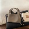 Trendy and Simple Single-shoulder Crossbody Bag for Fashionable Daily Commuting and Practical Bucket Bag