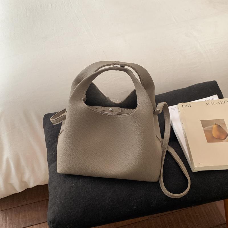 Trendy and Simple Single-shoulder Crossbody Bag for Fashionable Daily Commuting and Practical Bucket Bag