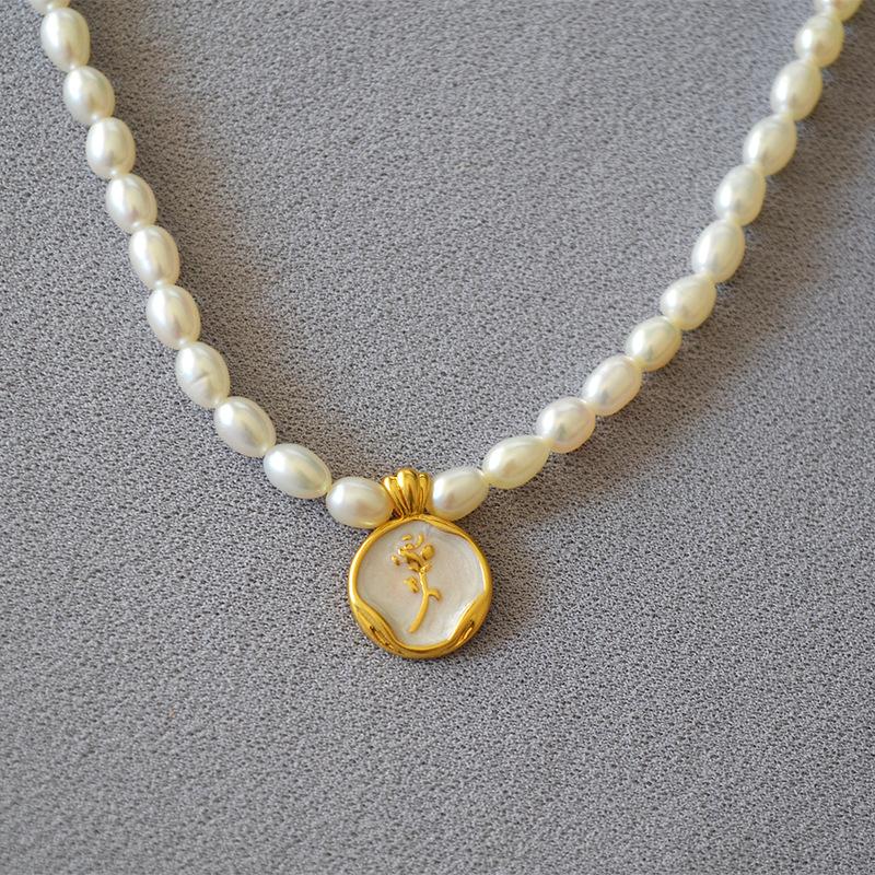 French Elegant Pearlescent White Enamel Vintage Rose Gold Coin Pendant Freshwater Pearl Short Necklace Clavicle Chain