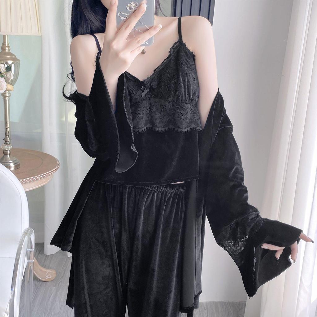 Zestaw trzyczęściowy: złoty aksamitny koronkowy top na ramiączkach i długie spodnie. Damska odzież domowa na jesień/zimę.