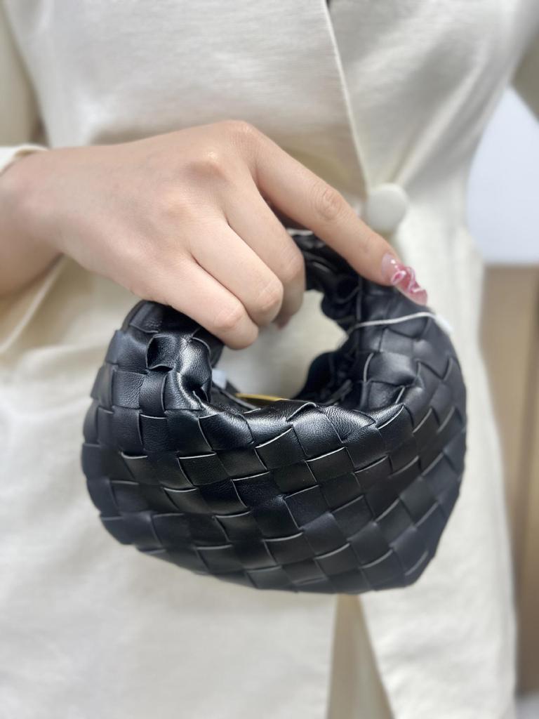Ručně vyráběné dámské mini knedlíčkové taštičky - elegantní ručně tkaný design croissantu