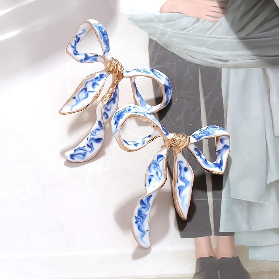 2pcs Fashionable and Elegant Bow-Shaped Earrings with a Simple Blue and White Porcelain Pattern Design.