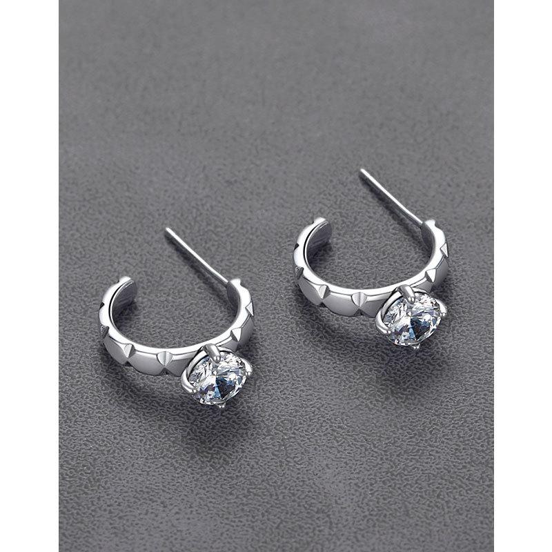 Retro Four-claw Zircon Earrings Are New Simple Personalized Design Ins Cold Wind Earrings for Men and Women.