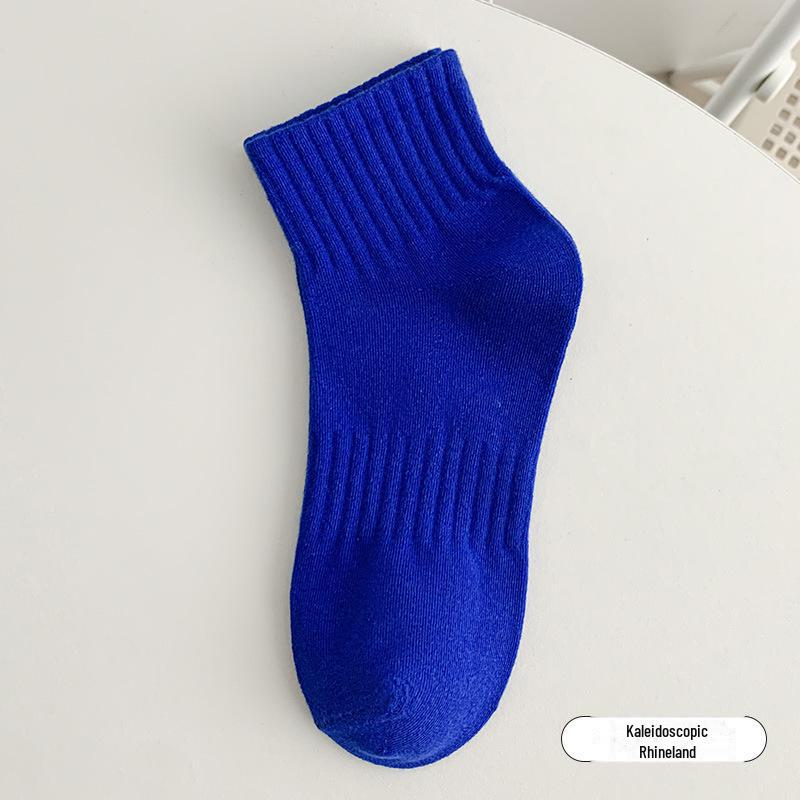 Trendy Black and White Unisex Low-Top Short Socks – Sweat-absorbent and Perfect for Autumn/Winter Sports and Couples.