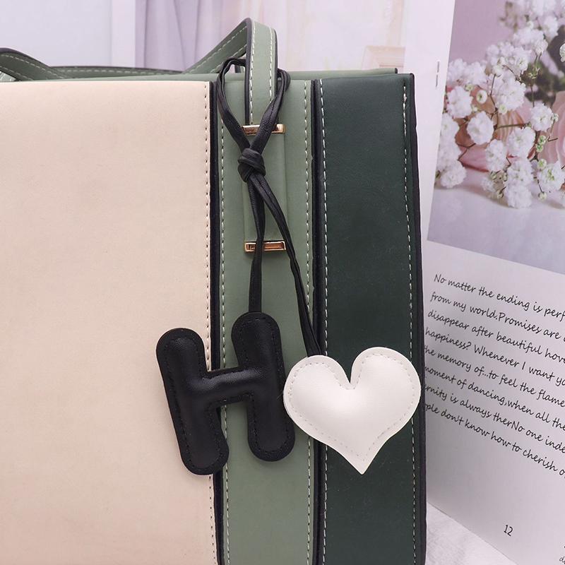 Leather Keychain Heart Letter Charm Pendant Keyring Fashion Simple All-Matching Bag Decoration Jewelry Accessories