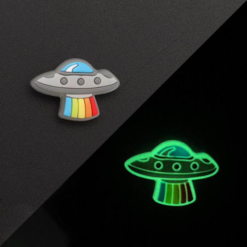 Set Nou de Accesorii Luminoase pentru Pantofi Sandale Tip Croc Decorare Pini Accesorii Pantofi DIY pentru Bărbați Femei Copii Litere Curcubeu Mâncare