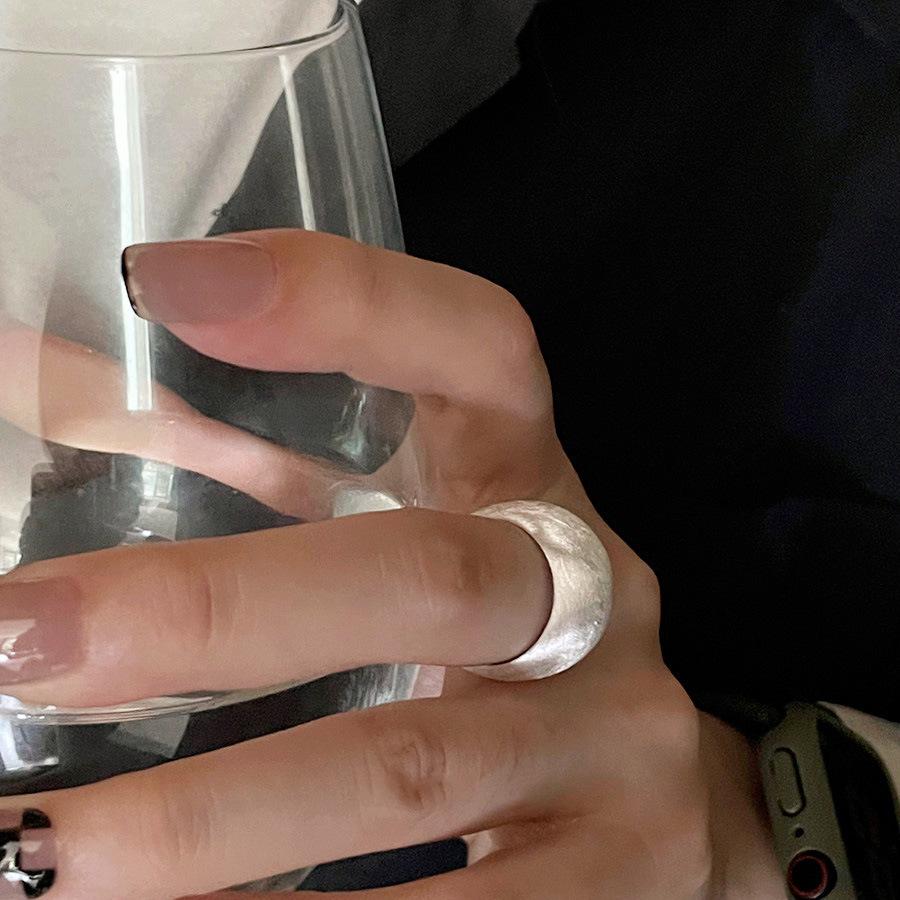 Anello Eco-Friendly Opaco Spazzolato: Gioielli dal Design Semplice, Trendy, alla Moda e Unico