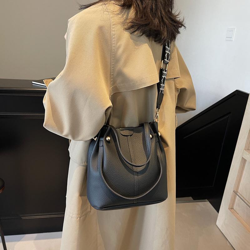 Temperament wide shoulder strap small bag women's 2025 new trendy fashion popular shoulder bag foreign style messenger bucket bag